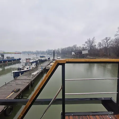 Bright Room Houseboat Botel *
