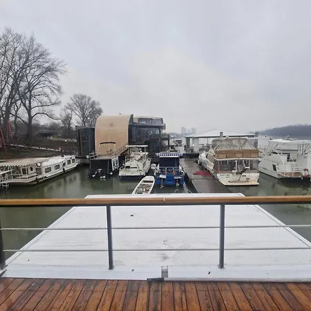 Bright Houseboat Botel Belgrad