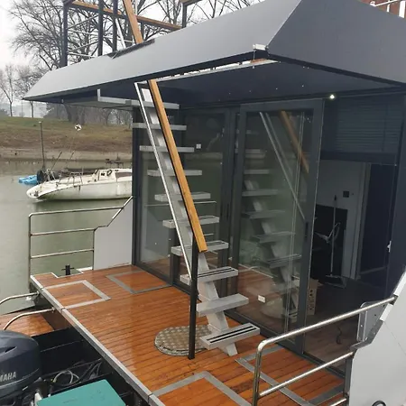 Bright Room Houseboat *