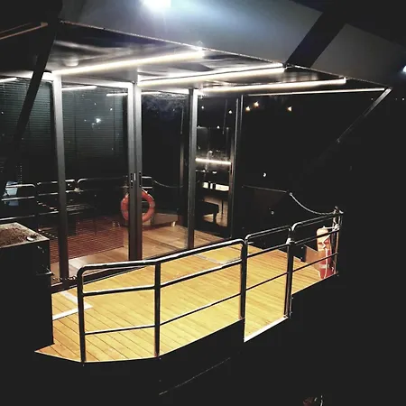 Bright Houseboat بوتيل *