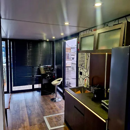 Botel Bright Houseboat *