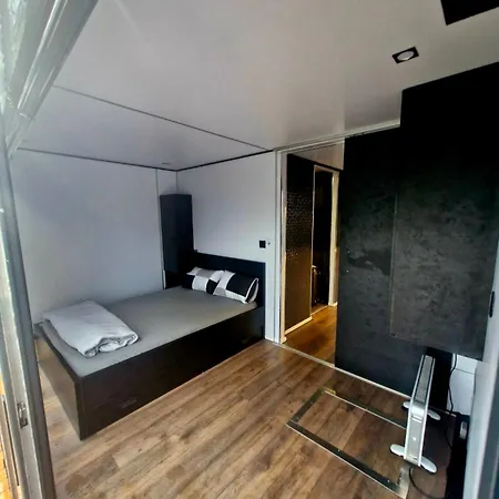 Bright Houseboat * Belgrad