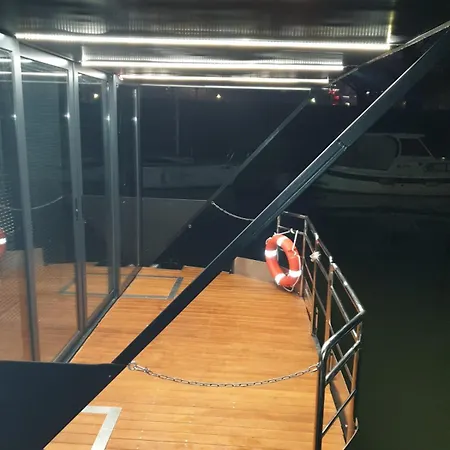 Bright Houseboat بوتيل