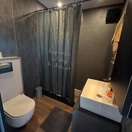Bright Room Houseboat Botel