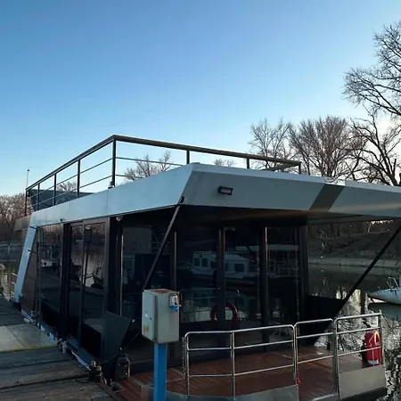 Botel Bright Houseboat Belgrad